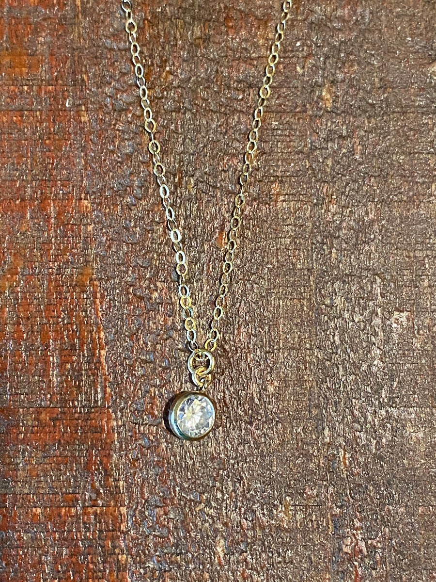 Gold cubic zirconia round pendant necklace